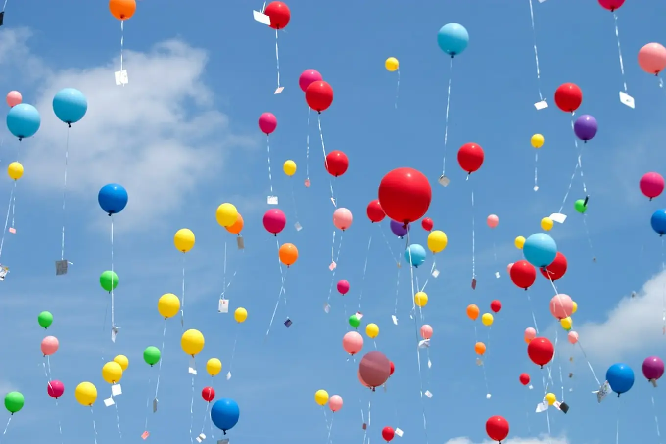 balony unoszące się w powietrzu